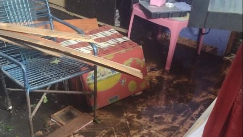 casa alagada após rompimento de adutora