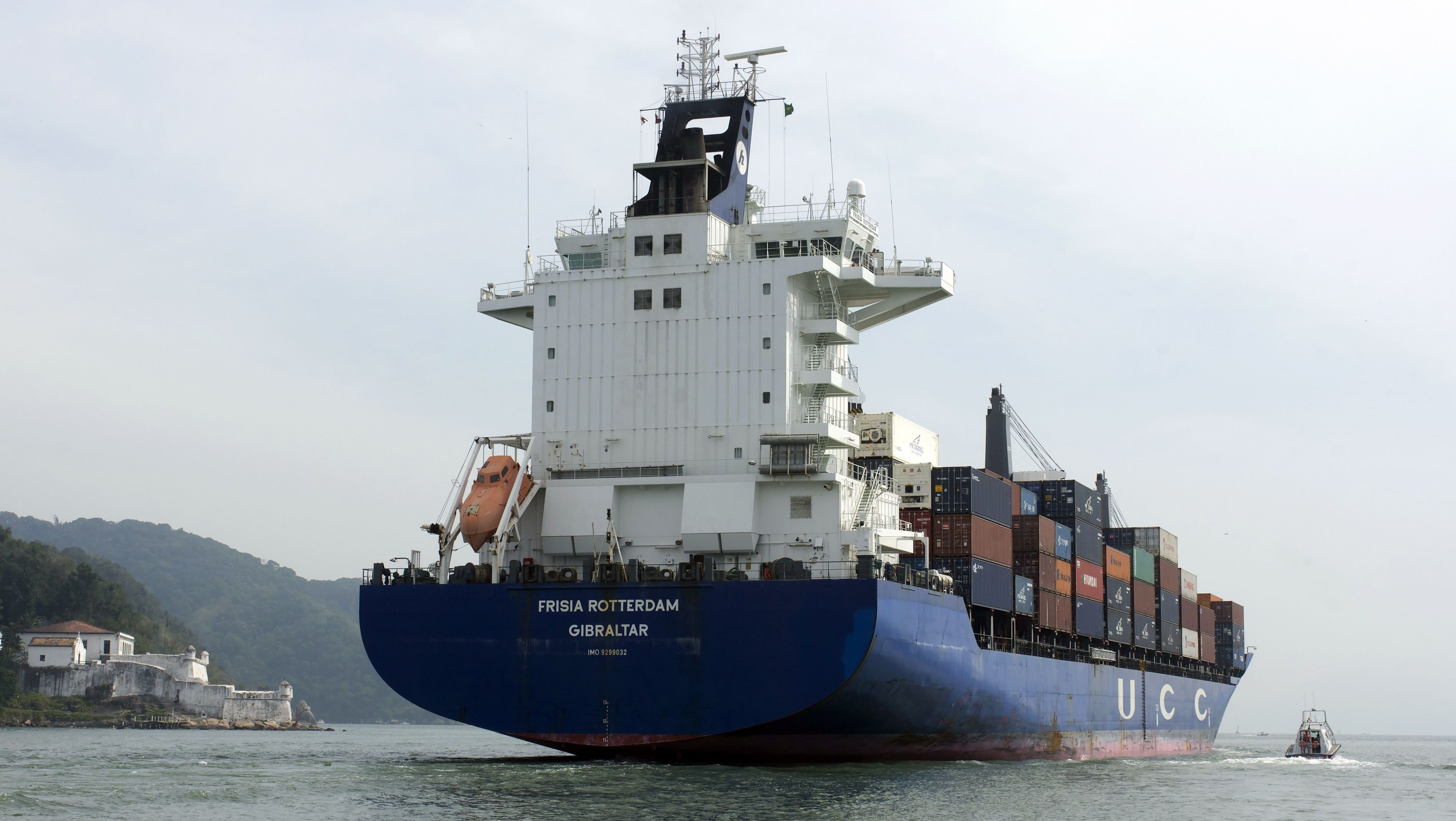 Navio cargueiro com contêineres saindo do porto de Santos