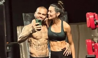 Esposa de Daniel Alves cita ataques e manda recado: "Morder a língua"