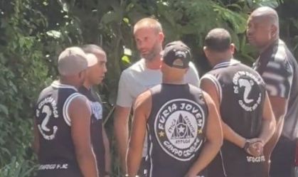 Marçal e Carli conversam com torcedores do Botafogo