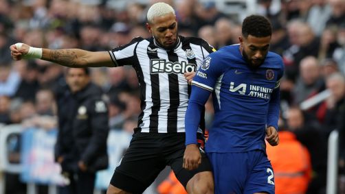 Joelinton disputa bola com Reece James na goleada do Newcastle sobre o Chelsea