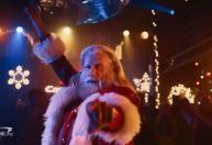Vestido de Papai Noel, John Travolta revive clássico do cinema em campanha de Natal