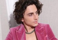Timothée Chalamet usa colar inspirado em doces em première de “Wonka”