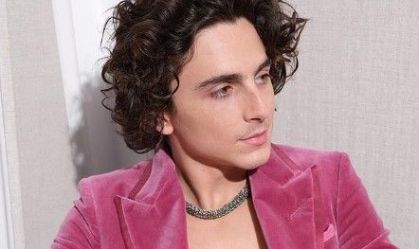 Timothée Chalamet usa colar inspirado em doces em première de “Wonka”