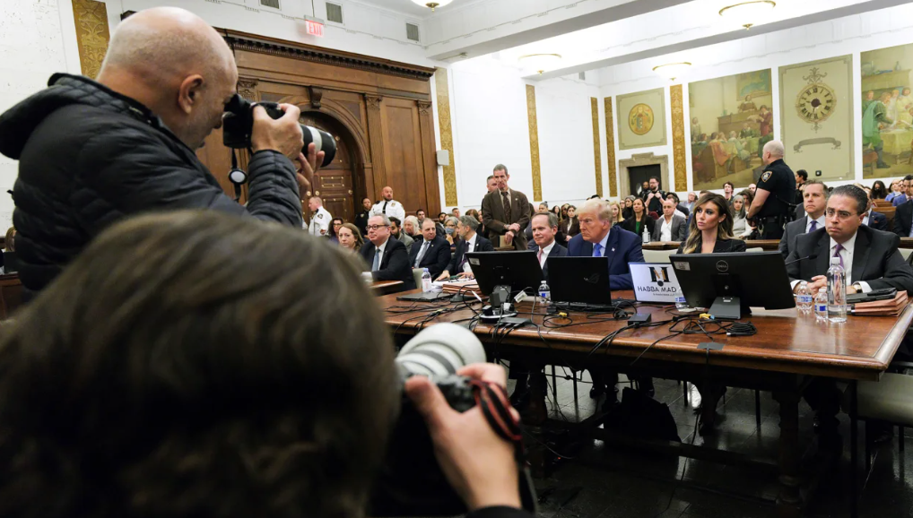 Fotógrafos trabalham enquanto o ex-presidente Donald Trump se senta no tribunal com os advogados Chris Kise e Alina Habba durante seu julgamento por fraude civil na Suprema Corte de Nova York em 6 de novembro de 2023 / Curtis Means/Pool/Getty Images