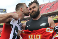 Namorado de Taylor Swift, Travis Kelce grava música para álbum de Natal; ouça