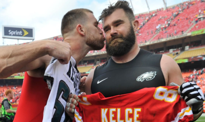 Irmãos Kelce trocam camisa na NFL