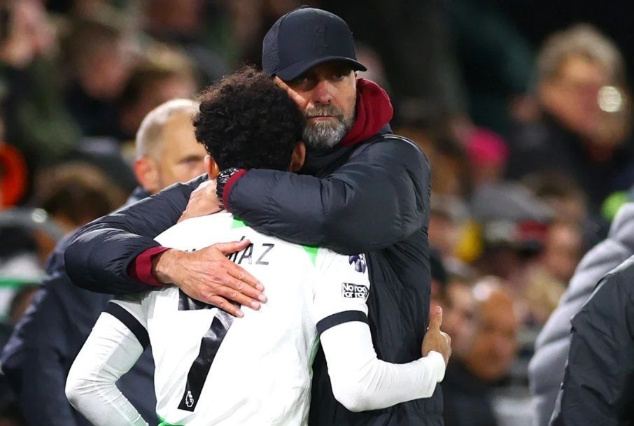 Kloop abraça Díaz, em jogo do Liverpool. / Clive Rose/Getty Images