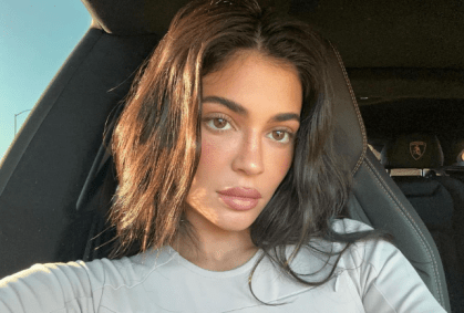 Kylie Jenner inicia comemorações dos 28 anos com vinho de mais de R$ 17 mil