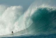 Surfista australiana supera brasileira e quebra recorde mundial de onda gigante