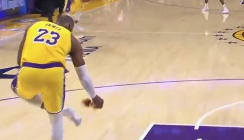 Lebron James calçando o sapato em partida da NBA