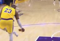 NBA: LeBron perde tênis, calça rapidamente e pontua para os Lakers; veja lance