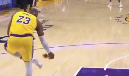 Lebron James calçando o sapato em partida da NBA