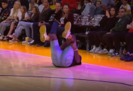 Torcedor se machuca ao tentar arremesso do meio da quadra na NBA; assista