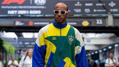 Lewis Hamilton com o agasalho da Seleção Brasileira de 1994