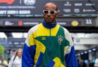 Lewis Hamilton homenageia o Brasil com agasalho da Seleção; veja fotos