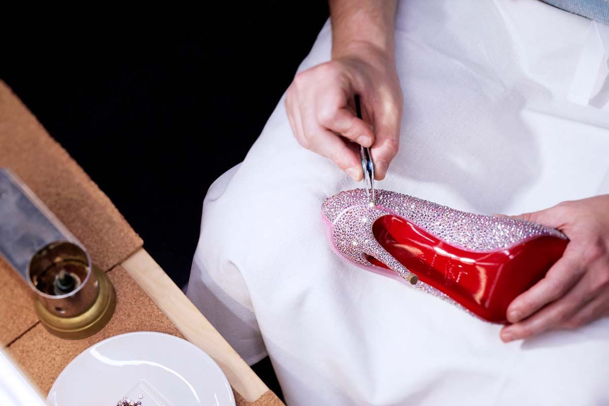 Louboutins cravejados de brilhantes sendo confeccionados. / Divulgação/ Louboutin