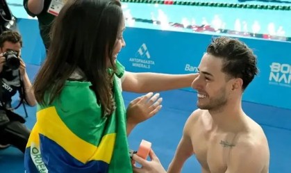 Nadador brasileiro pede namorada em casamento após medalha no Parapan; veja