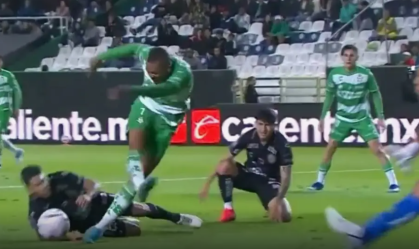 Ex-Cruzeiro leva chute no rosto e cai desacordado em campo, no México; veja