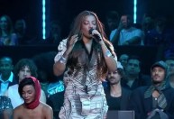 Ludmilla ataca água em um grupo de fãs durante show em SC; veja o momento