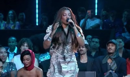 Ludmilla canta hino nacional no Prêmio Multishow após polêmica em Interlagos