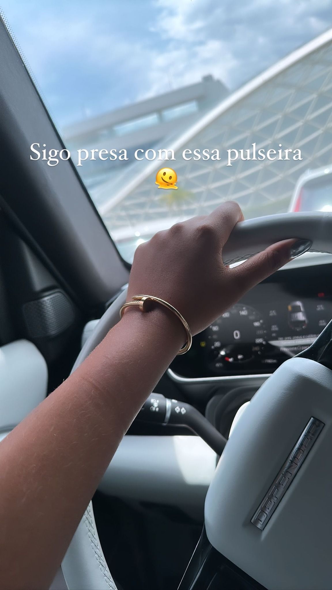 Ludmilla fica presa com pulseira da Cartier / Reprodução/Ludmilla/Instagram