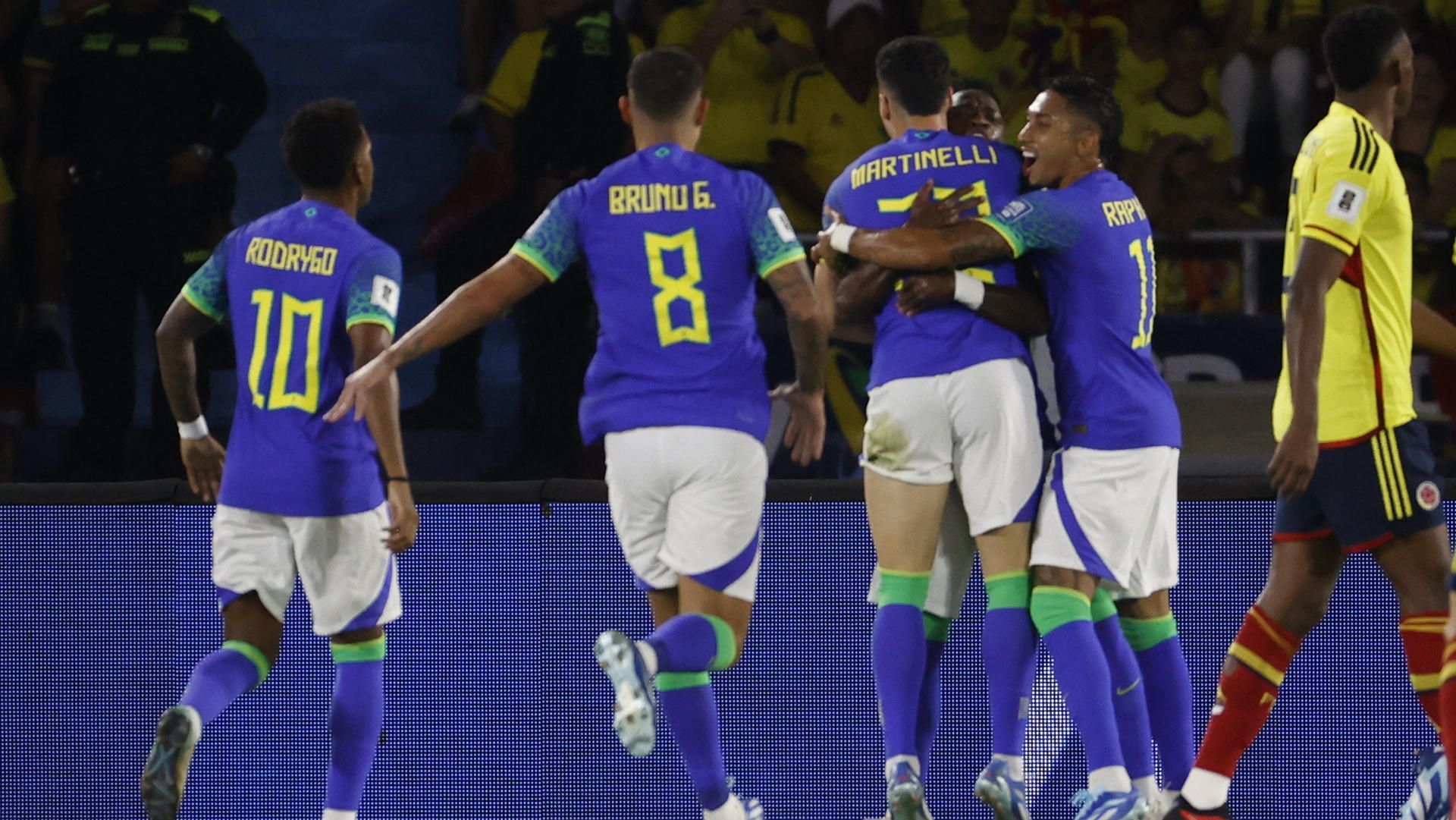 Jogadores da Seleção Brasileira comemoram o gol de Martinelli sobre a Colômbia