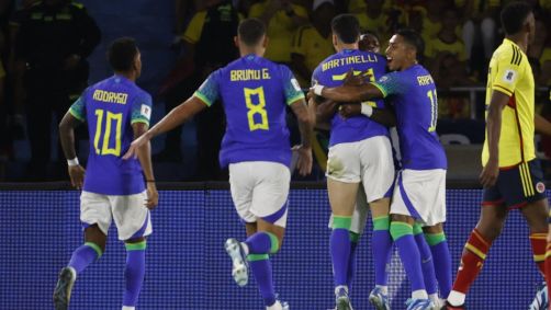 Jogadores da Seleção Brasileira comemoram o gol de Martinelli sobre a Colômbia