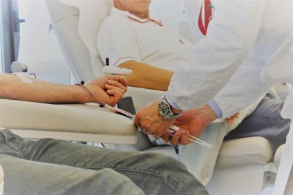 Voluntários doam sangue em posto de atendimento