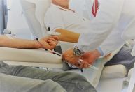 Bancos de sangue precisam de mais doações nesta época do ano, alerta hematologista