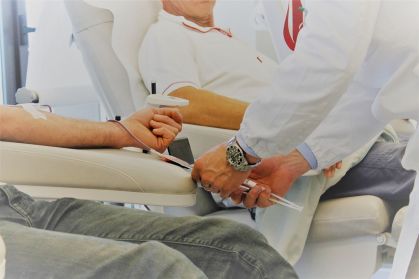 Voluntários doam sangue em posto de atendimento