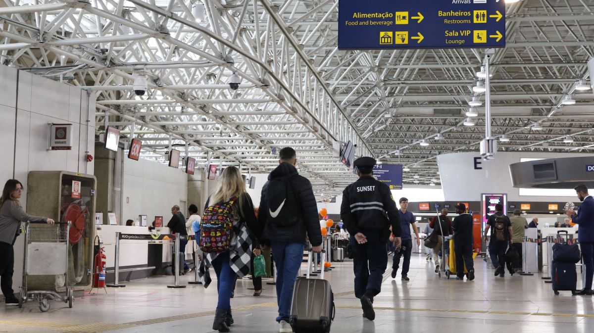 Chilenos são presos com documentos falsos e celulares roubados no RJ