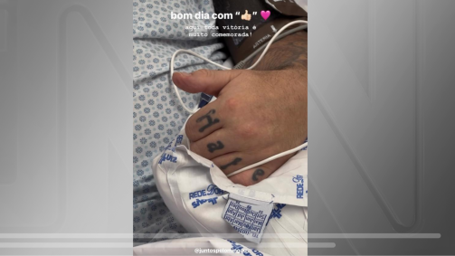 Cantor Mingau faz sinal positivo em postagem de sua filha