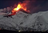 Vulcão Etna cospe lava no céu noturno da Itália