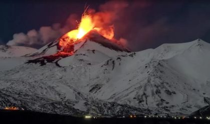 Vulcão Etna cospe lava no céu noturno da Itália