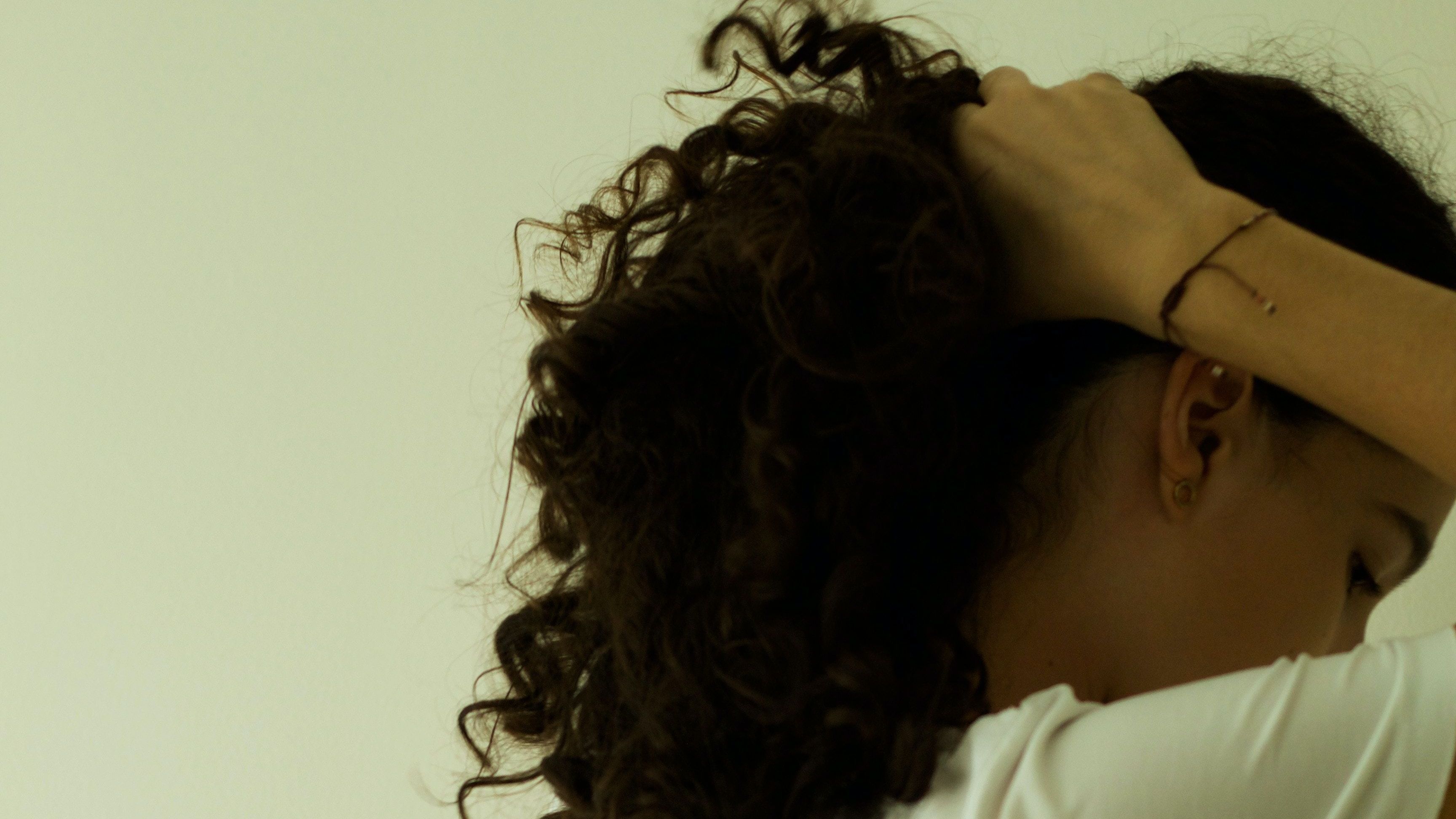 mulher cabelo cacheado