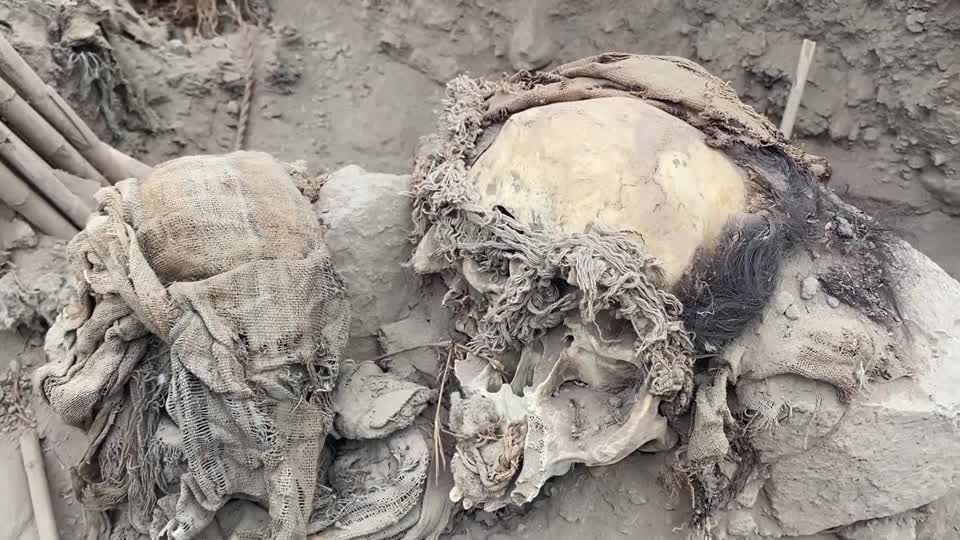 Arqueólogos desenterraram quatro múmias de crianças de pelo menos 1.000 anos atrás em uma região considerada um "espaço cerimonial sagrado" pelos antigos habitantes, na capital do Peru