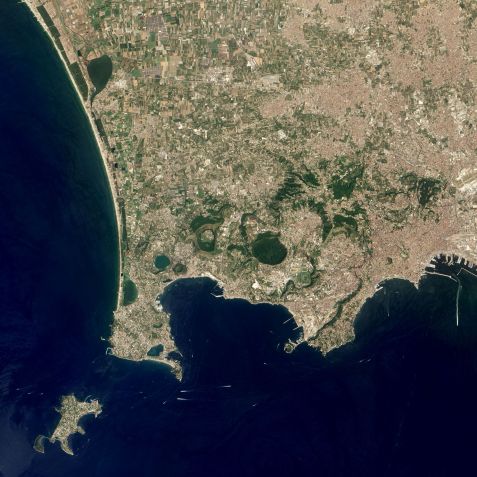 Campi Flegrei, um grande vulcão adormecido perto de Nápoles, tem um histórico de erupções, e a última ocorreu em 1538. Recentemente, o aumento da atividade sísmica e o aumento do nível da terra levantaram preocupações entre os residentes locais. / Jesse Allen/Robert Simmon/NASA