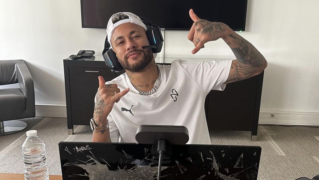 Neymar em frente ao computador