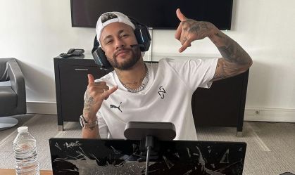 Neymar em frente ao computador