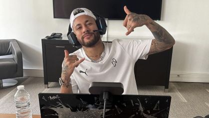 Neymar em frente ao computador