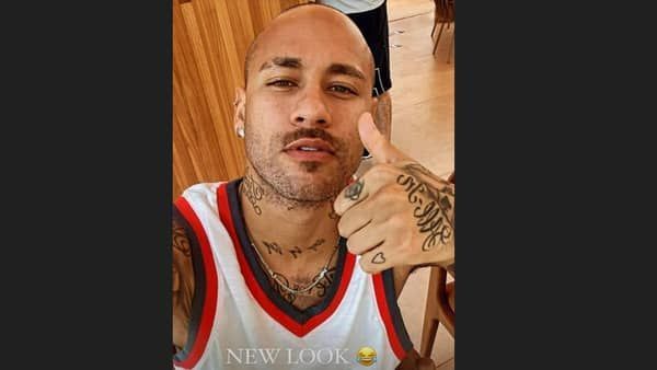 Neymar raspa cabeça e exibe novo visual nas redes sociais