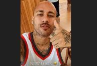 Neymar raspa a cabeça e exibe novo visual