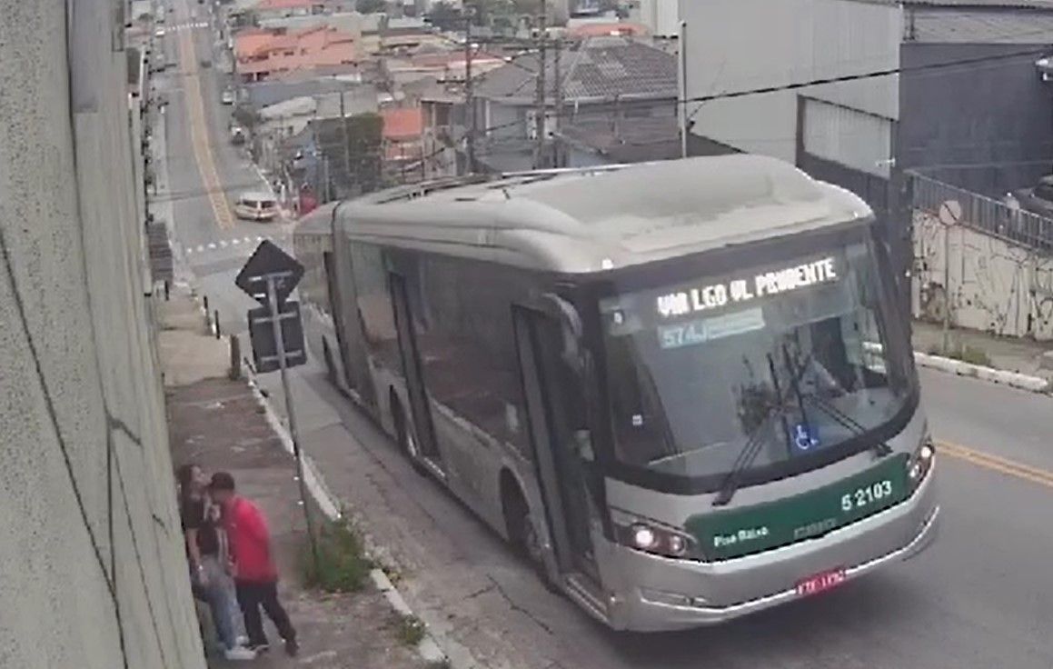 Mulher é salva de tentativa de estupro por motorista e passageiros de ônibus