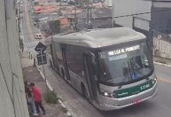 Motorista e passageiros de ônibus salvam mulher de tentativa de estupro em SP
