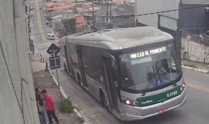 Mulher é salva de tentativa de estupro por motorista e passageiros de ônibus