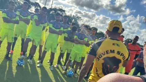 Representantes de organizadas conversam com elenco do Sport em CT