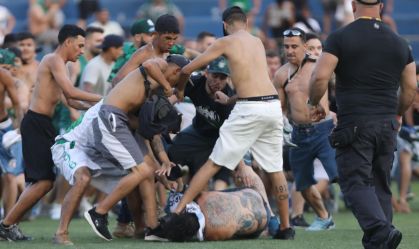 Coritiba x Cruzeiro: briga generalizada entre torcidas interrompe o jogo; veja imagens
