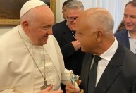 Comitiva com ídolo do Atlético-MG se encontra com Papa Francisco