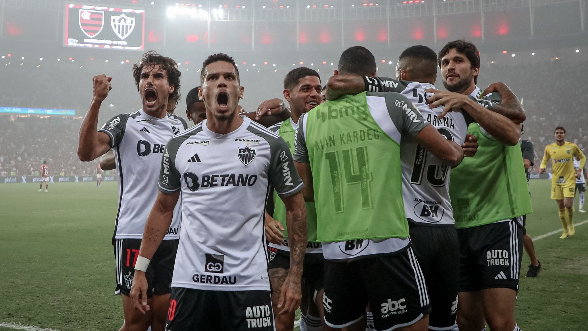 Jogadores do Atlético-MG comemoram o primeiro gol da vitória sobre o Flamengo, marcado por Paulinho